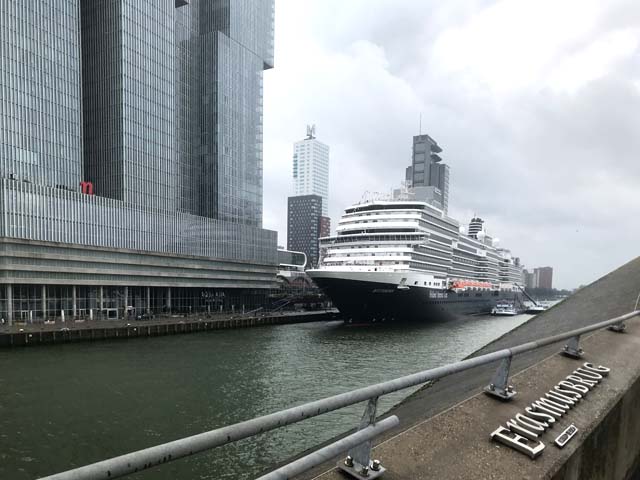 Cruiseschip ms Rotterdam VII van de Holland America Line aan de Cruise Terminal Rotterdam